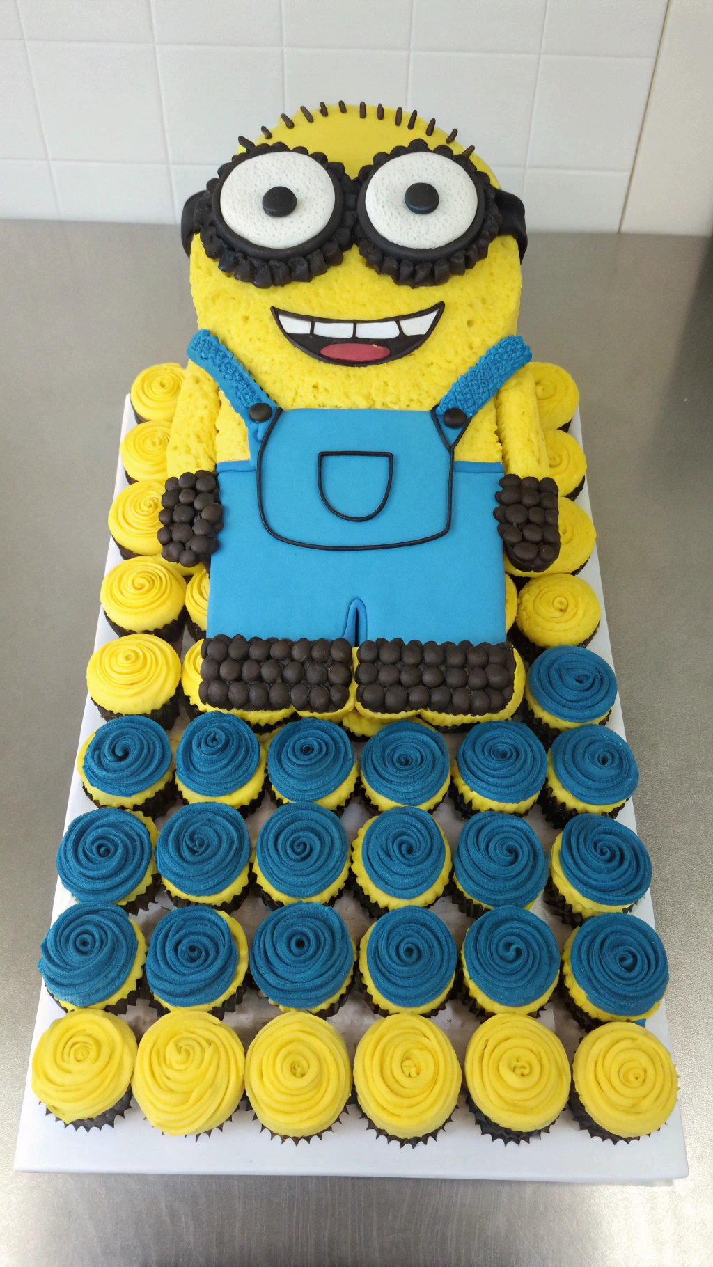 020 Minion PullAC0 Apart Cupcake Cake A Fun and Shareable Party Dessert - Themed Ideas
