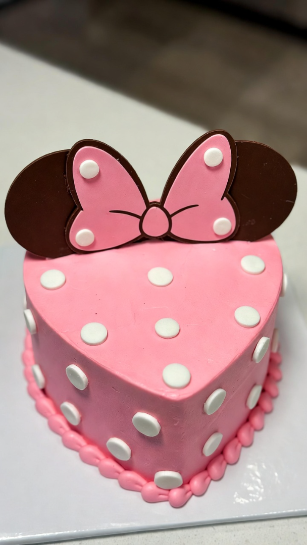 020 Adorable heart shaped Minnie Mouse cake idea with sweet pink and chocolate details - Themed Ideas