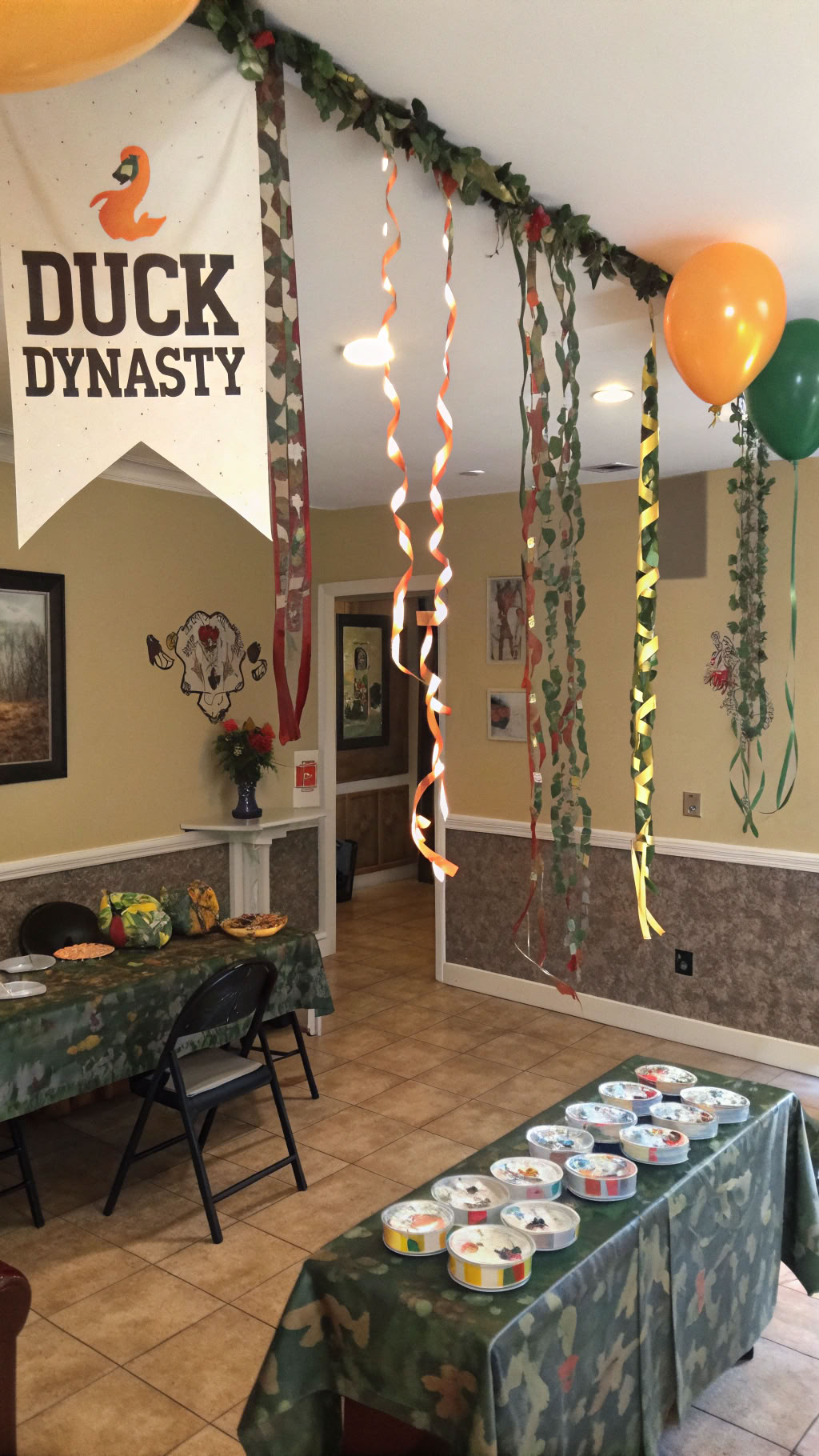 067 Duck Dynasty cheap party decorations using paper camo and printable duck stickers - Themed Ideas